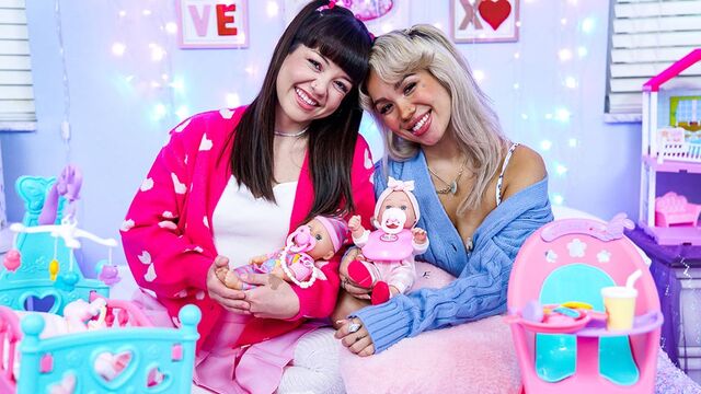 New Mochi Mona and Luna Luxe are fucking with two huge cocks – 720p Full HD